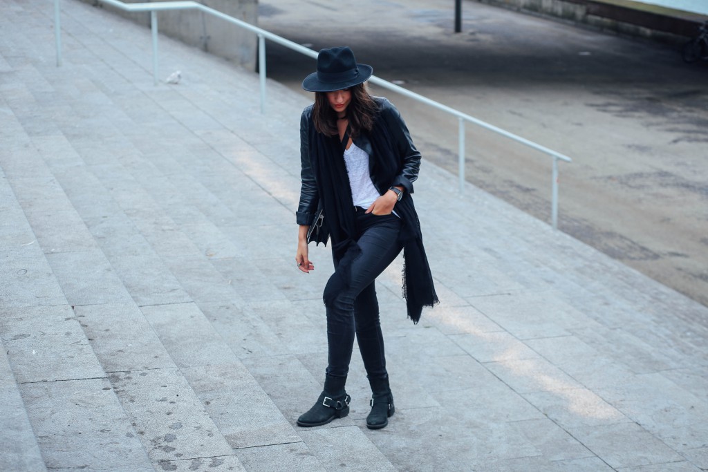 Autumn_Hat_Boots_Blogger_Basicapparel