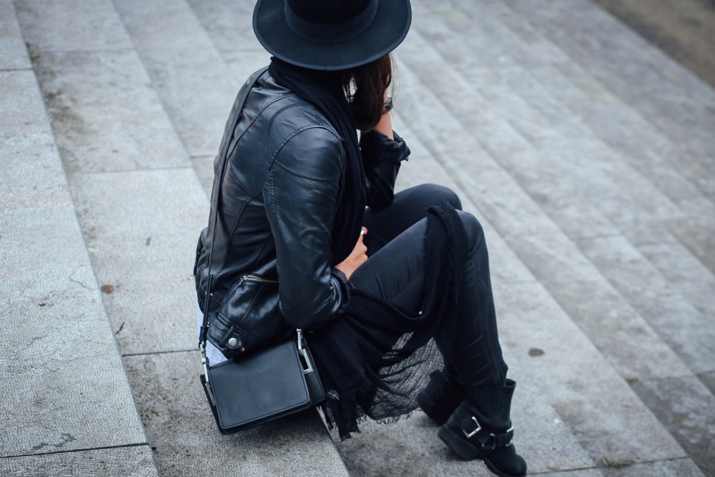 Autumn_Hat_Boots_Blogger_Wittner_Basicapparel