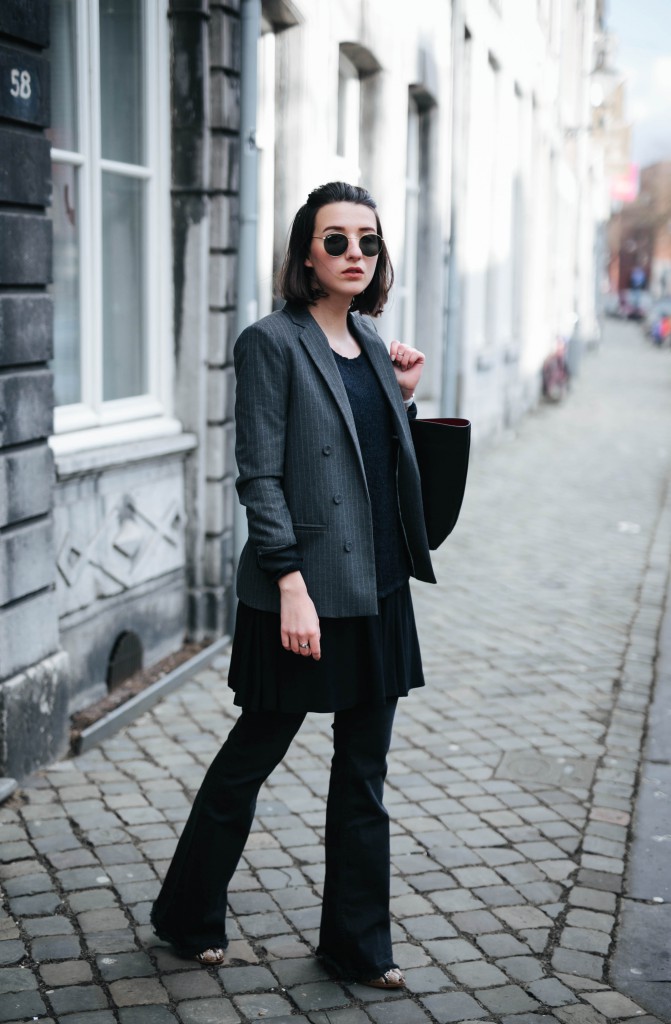Basicapparel-Sophie van Daniels-Zara-Mango-H&M-Flared Jeans-Schlaghose-Streetstyle-Rayban-Black-layering3