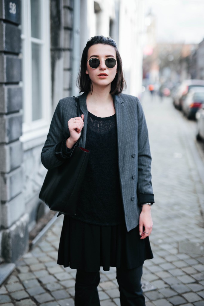Basicapparel-Sophie van Daniels-Zara-Mango-H&M-Flared Jeans-Schlaghose-Streetstyle-Rayban-Black-layering6