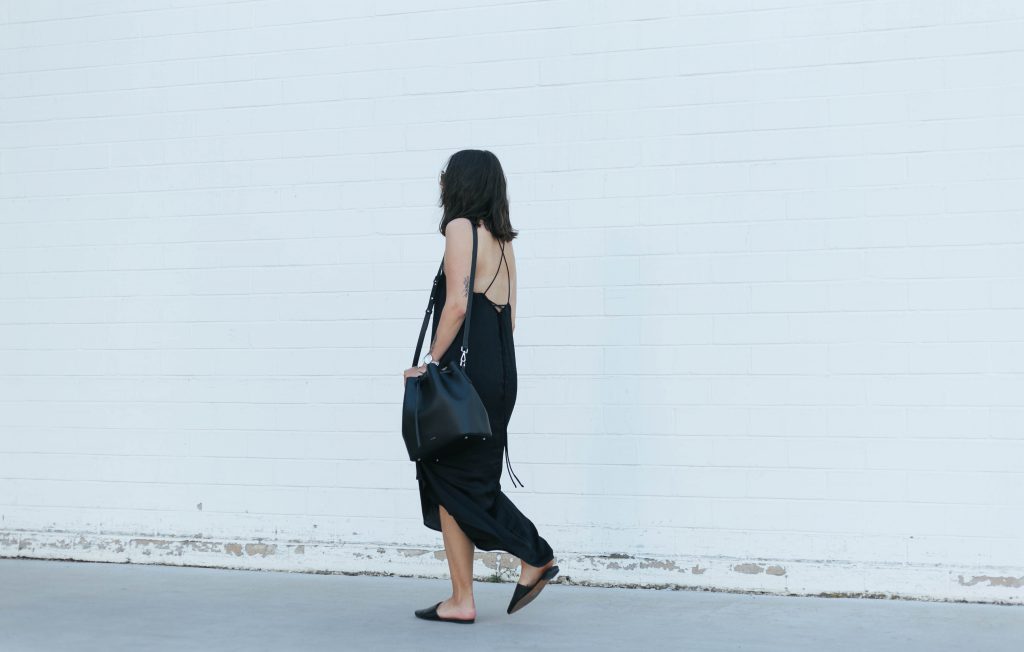basicapparel-sophievandaniels-agneel-silkdress-black-bucketbag-slippers-sunglasses-summer-2