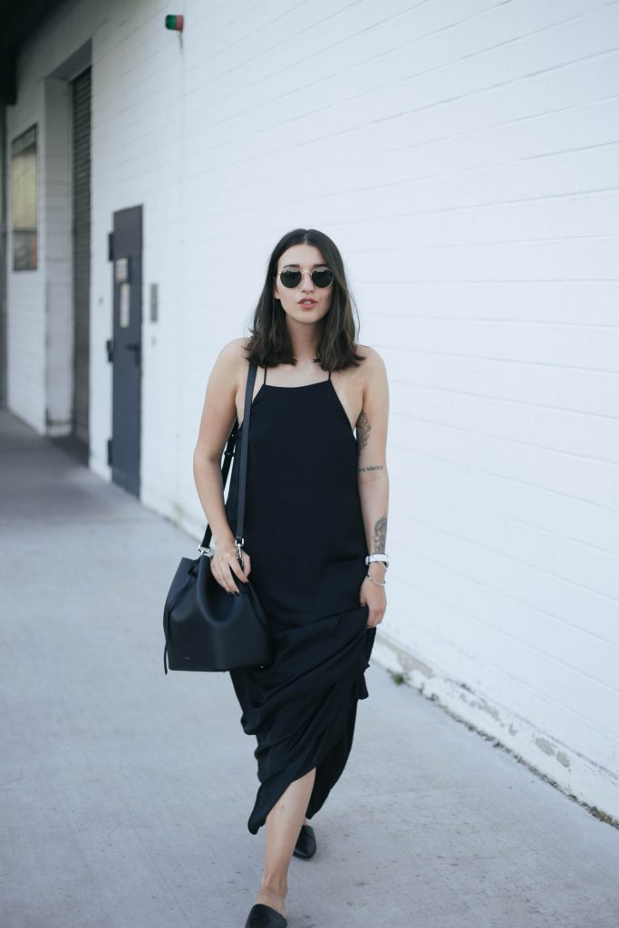 basicapparel-sophievandaniels-agneel-silkdress-black-bucketbag-slippers-sunglasses-summer-23