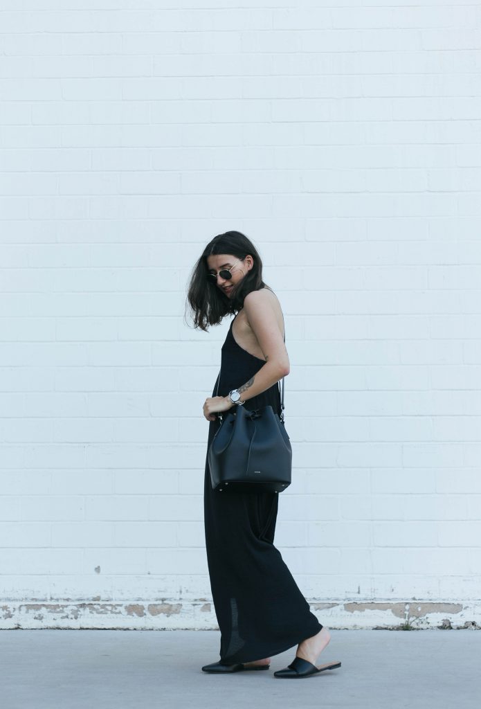 basicapparel-sophievandaniels-agneel-silkdress-black-bucketbag-slippers-sunglasses-summer-9